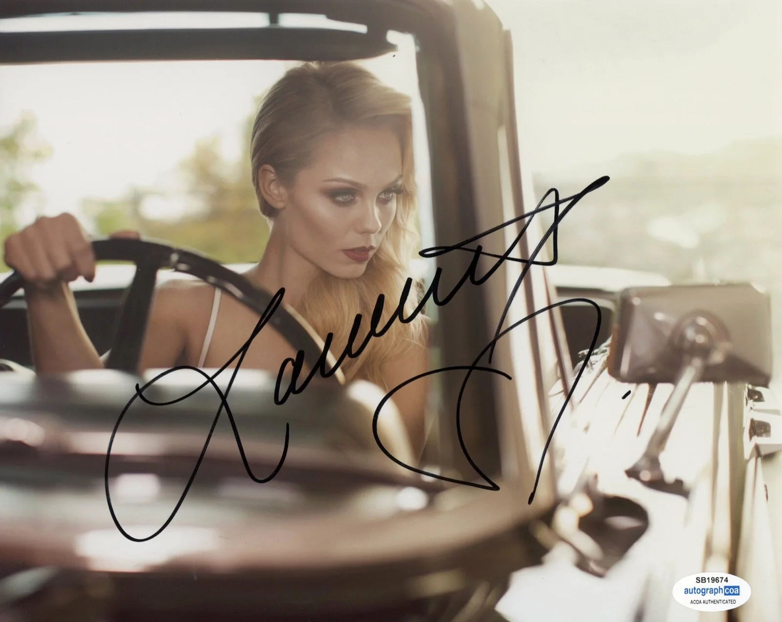 LAURA VANDERVOORT — Laura Vandervoort signed Autographed 8x10 Photo PROOF a SEXY Smallville ACOA COA, изображение 3