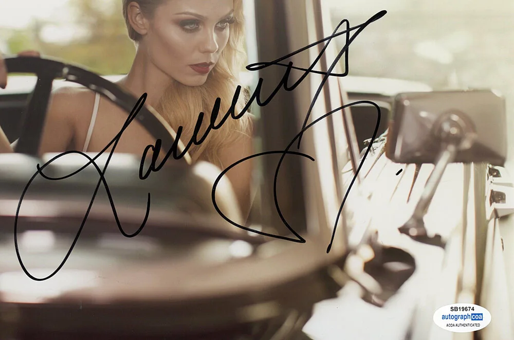 LAURA VANDERVOORT — Laura Vandervoort signed Autographed 8x10 Photo PROOF a SEXY Smallville ACOA COA, изображение 4