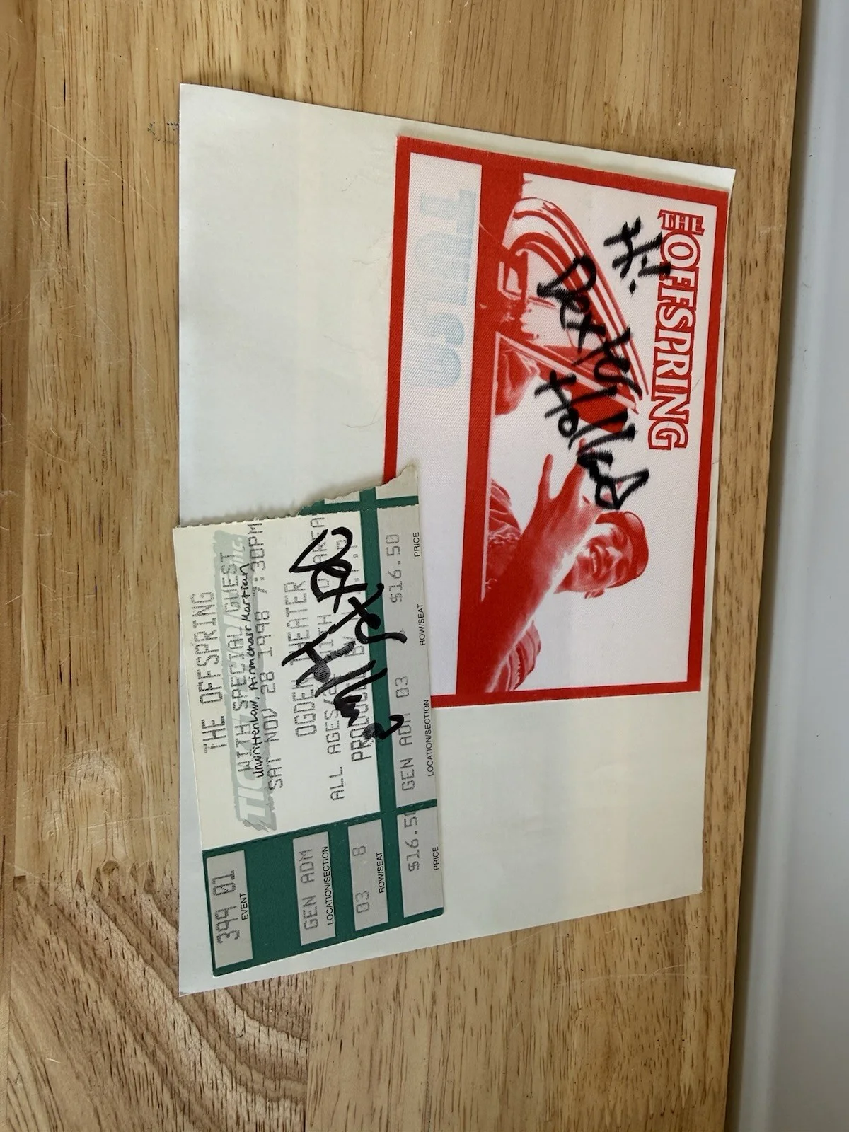 DEXTER HOLLAND AUTOGRAPHED SIGNED THE OFFSPRING TICKET STUB AND STICKER, изображение 4