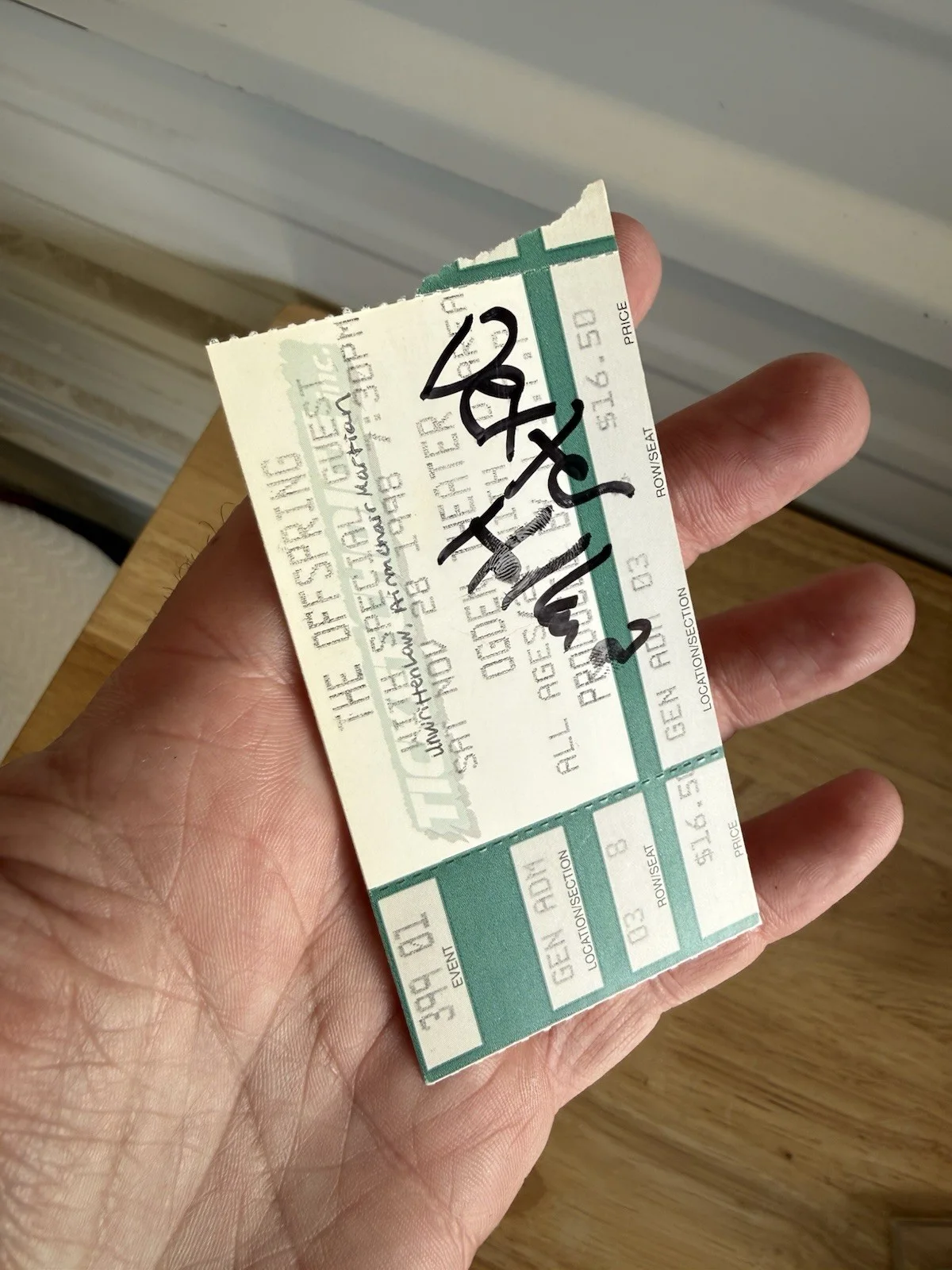 DEXTER HOLLAND AUTOGRAPHED SIGNED THE OFFSPRING TICKET STUB AND STICKER, изображение 5