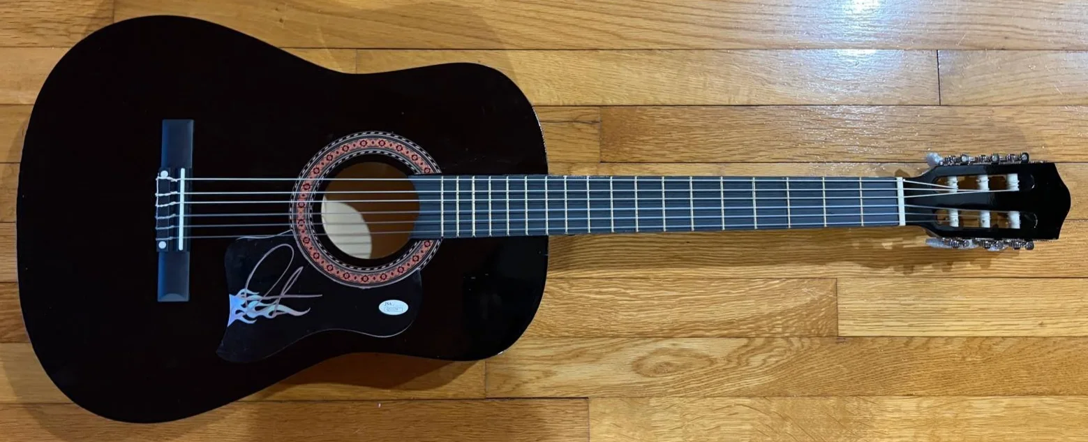 Adam Levine — ADAM LEVINE SIGNED AUTOGRAPHED ACOUSTIC GUITAR MAROON 5 THIS LOVE JSA COA C, изображение 2