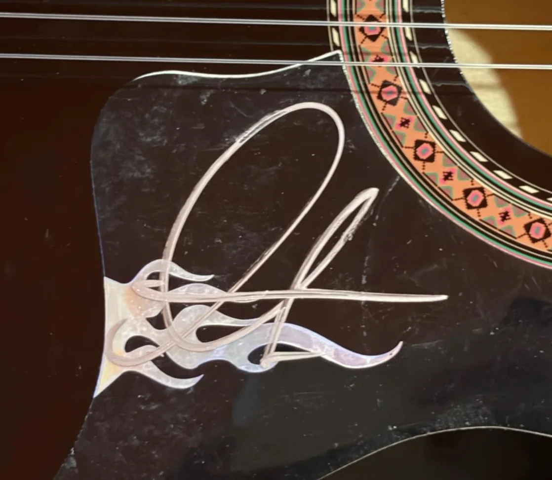 Adam Levine — ADAM LEVINE SIGNED AUTOGRAPHED ACOUSTIC GUITAR MAROON 5 THIS LOVE JSA COA C, изображение 3