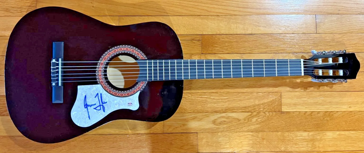 James Taylor — JAMES TAYLOR SIGNED ACOUSTIC GUITAR FIRE AND RAIN SWEET BABY JAMES PSA COA C, изображение 2