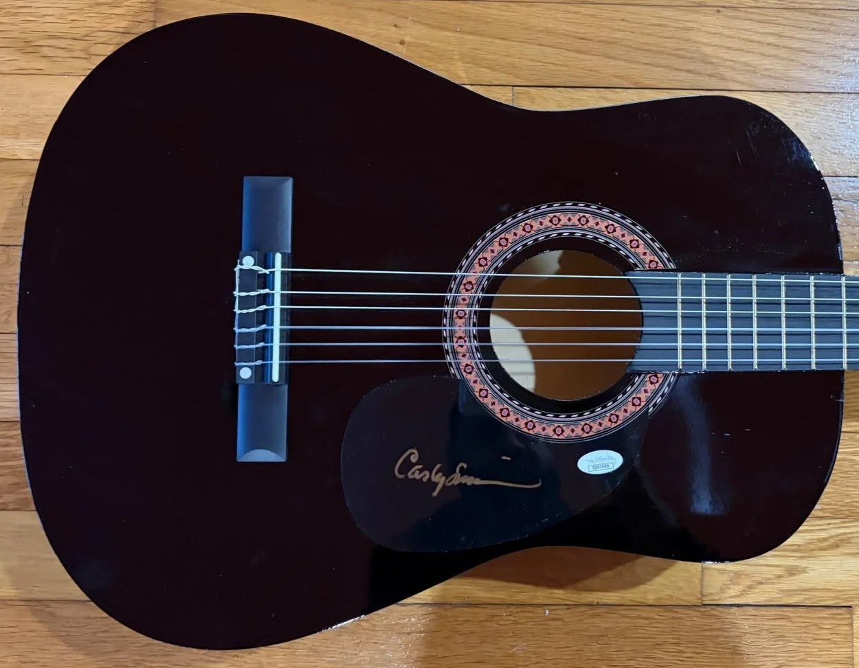 Carly Simon — CARLY SIMON SIGNED AUTOGRAPH ACOUSTIC GUITAR COMING AROUND YOU'RE SO VAIN JSA C