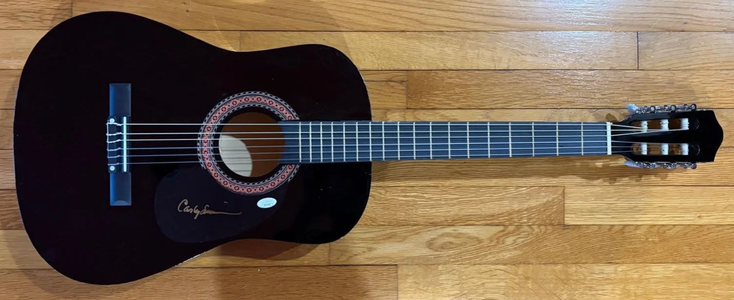 Carly Simon — CARLY SIMON SIGNED AUTOGRAPH ACOUSTIC GUITAR COMING AROUND YOU'RE SO VAIN JSA C, изображение 2