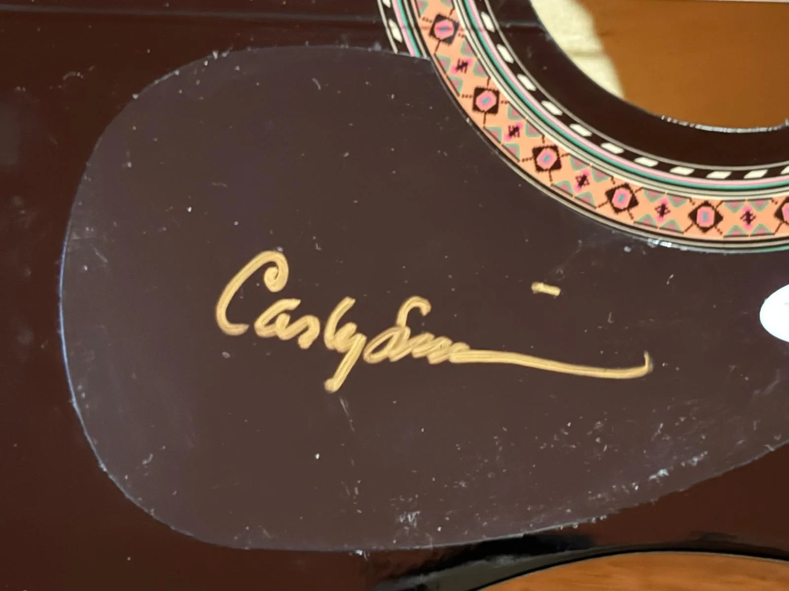 Carly Simon — CARLY SIMON SIGNED AUTOGRAPH ACOUSTIC GUITAR COMING AROUND YOU'RE SO VAIN JSA C, изображение 3