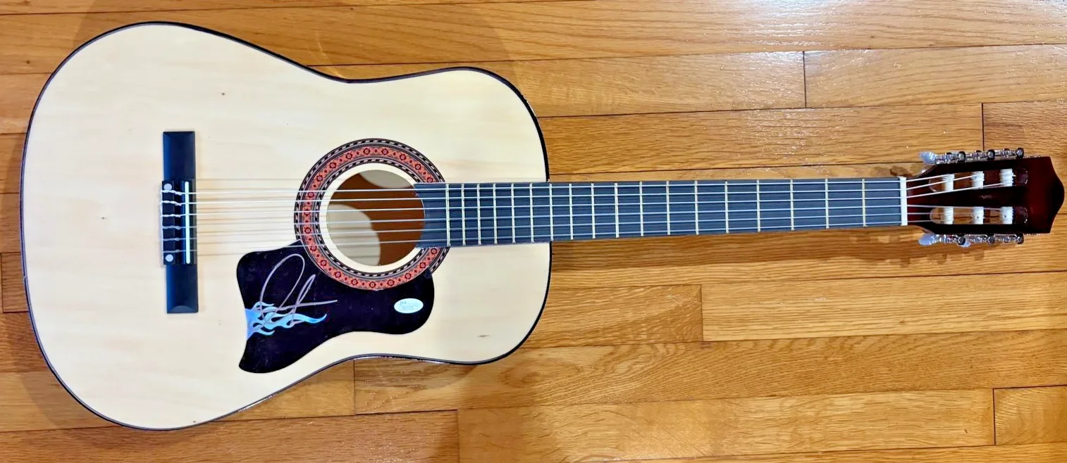 Adam Levine — ADAM LEVINE SIGNED AUTOGRAPHED ACOUSTIC GUITAR MAROON 5 THIS LOVE JSA COA B, изображение 2