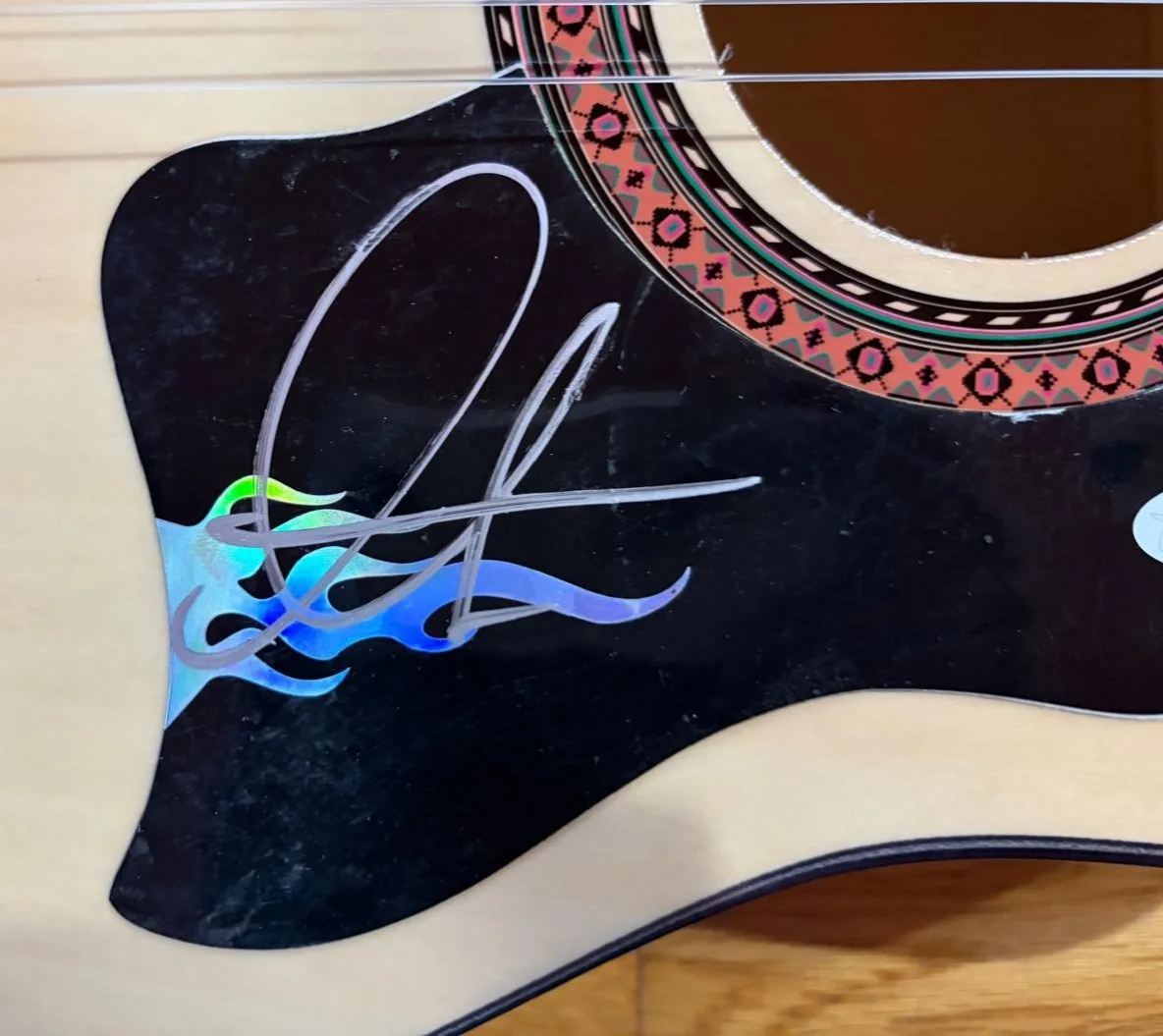 Adam Levine — ADAM LEVINE SIGNED AUTOGRAPHED ACOUSTIC GUITAR MAROON 5 THIS LOVE JSA COA B, изображение 3