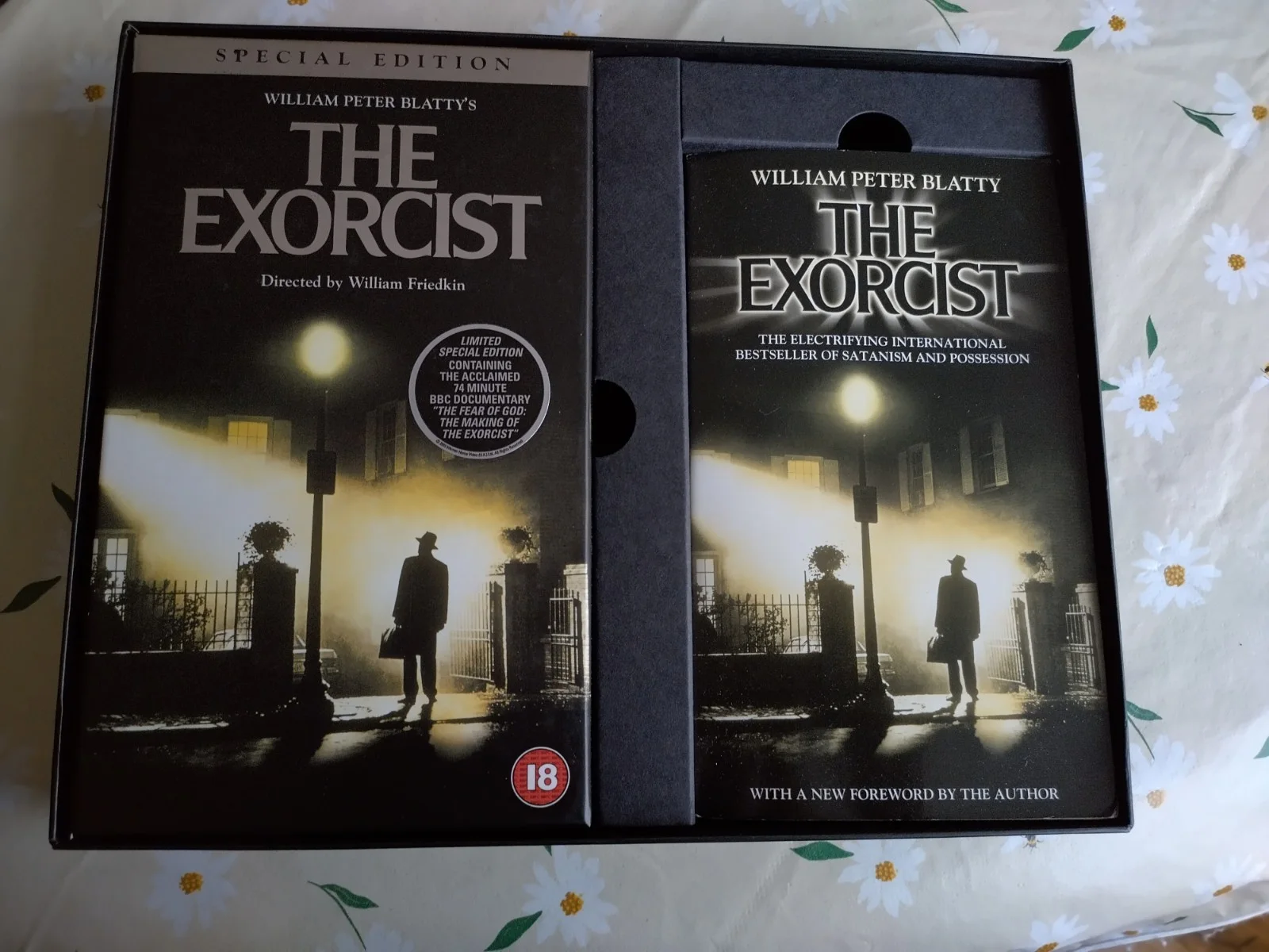 The Exorcist Widescreen Special Edition Boxset VHS Tape & Book, изображение 2
