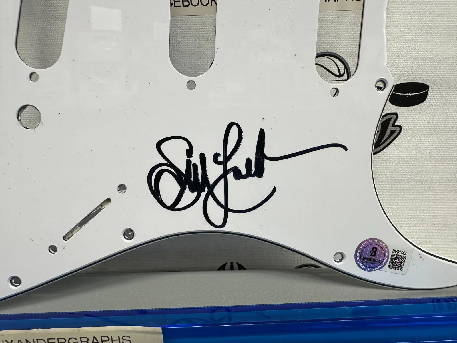 SARAH MCLACHLAN SIGNED AUTOGRAPHED WHITE STRAT GUITAR PICK GUARD-BECKETT BAS COA, изображение 2