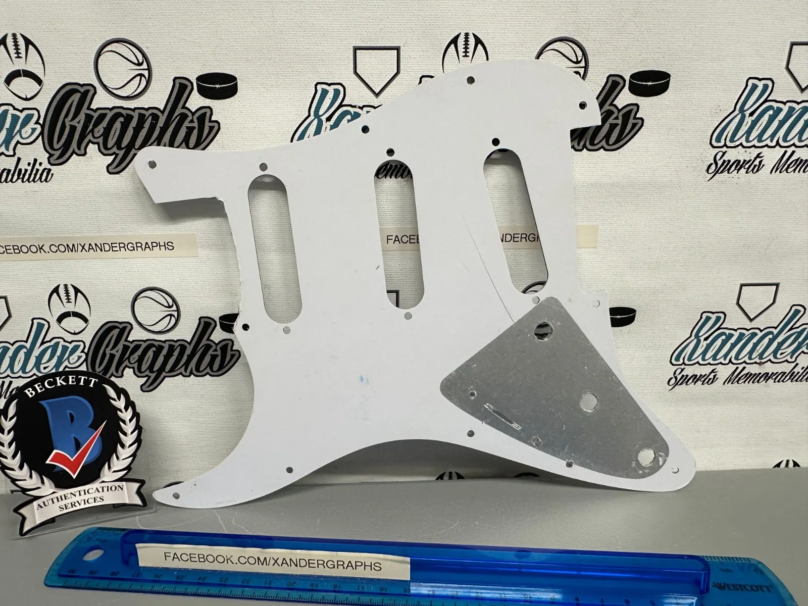 SARAH MCLACHLAN SIGNED AUTOGRAPHED WHITE STRAT GUITAR PICK GUARD-BECKETT BAS COA, изображение 4