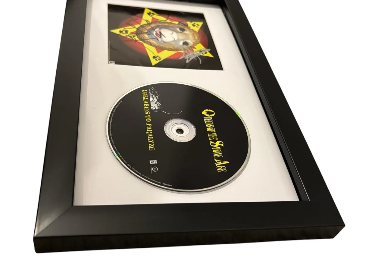 QUEENS OF THE STONE AGE SIGNED AUTOGRAPH x4 LULLABIES PARALYZE FRAMED CD JOSH +3, image 4