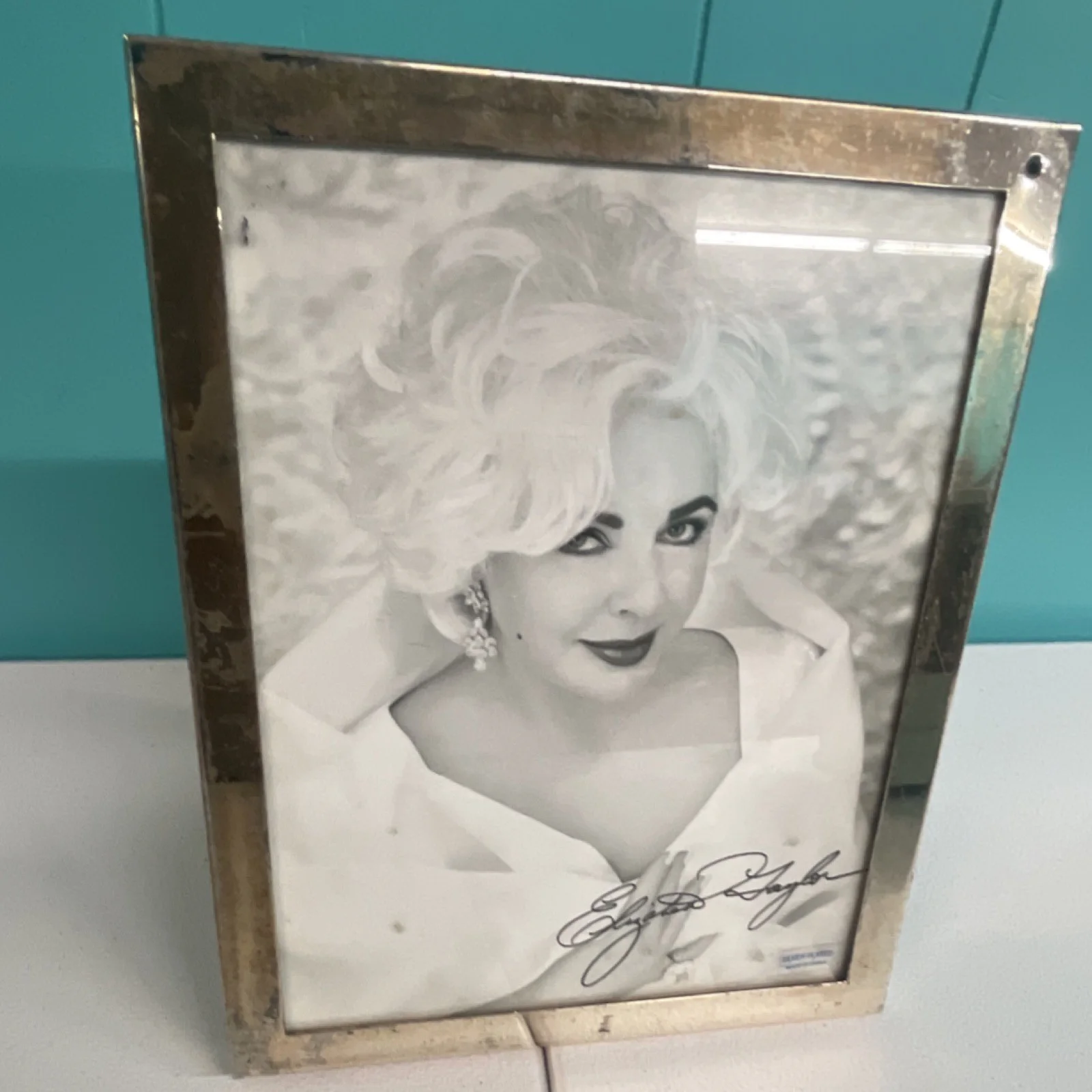 Elizabeth Taylor — Elizabeth Taylor Autographed Beckett Original Black-and-White Framed Photograph, изображение 2