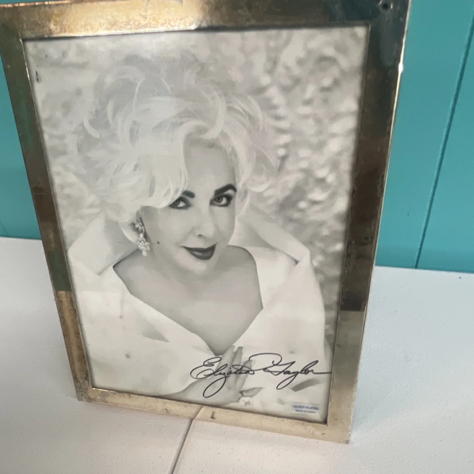 Elizabeth Taylor — Elizabeth Taylor Autographed Beckett Original Black-and-White Framed Photograph, изображение 3