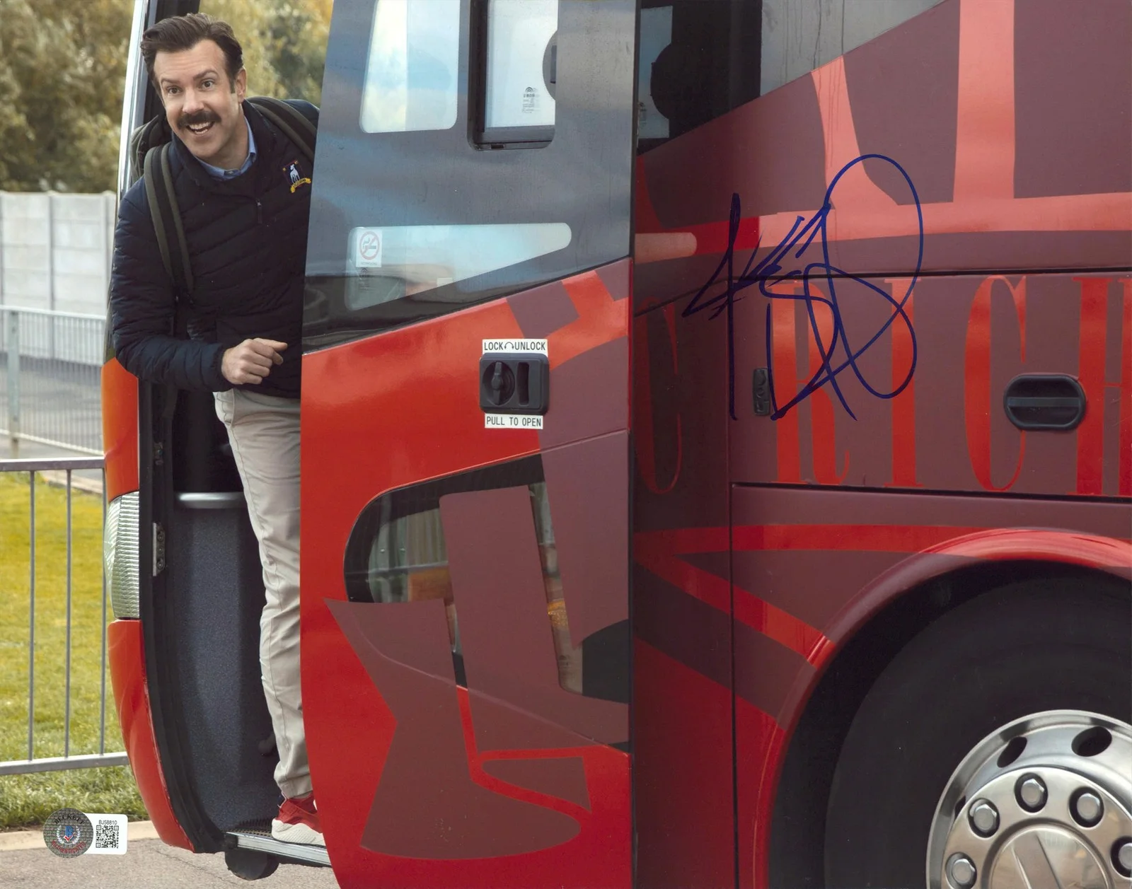 Jason Sudeikis — Jason Sudeikis Ted Lasso Authentic Signed 11x14 Horizontal Photo BAS #BJ58810
