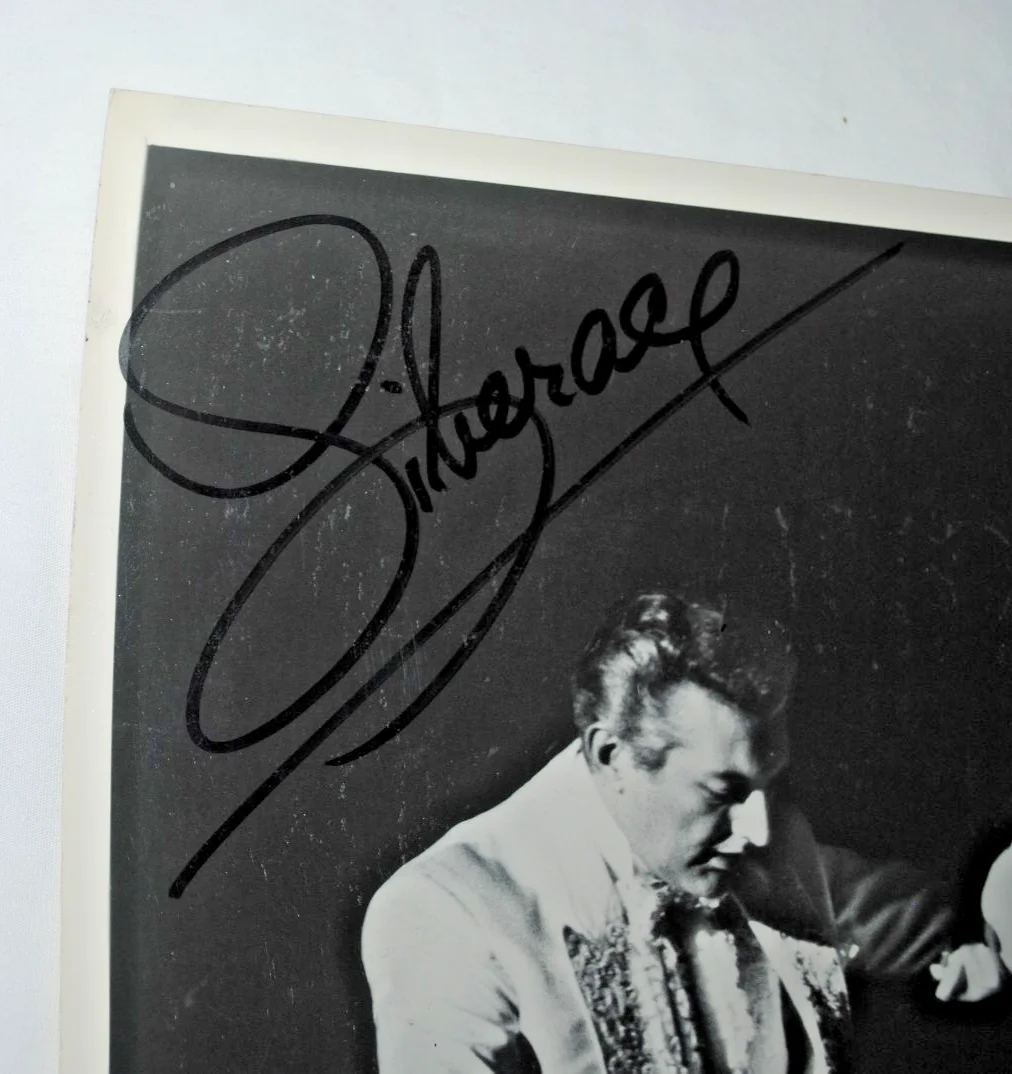 Liberace, vintage promotional 8x10 photo, SIGNED boldly in marker, изображение 2