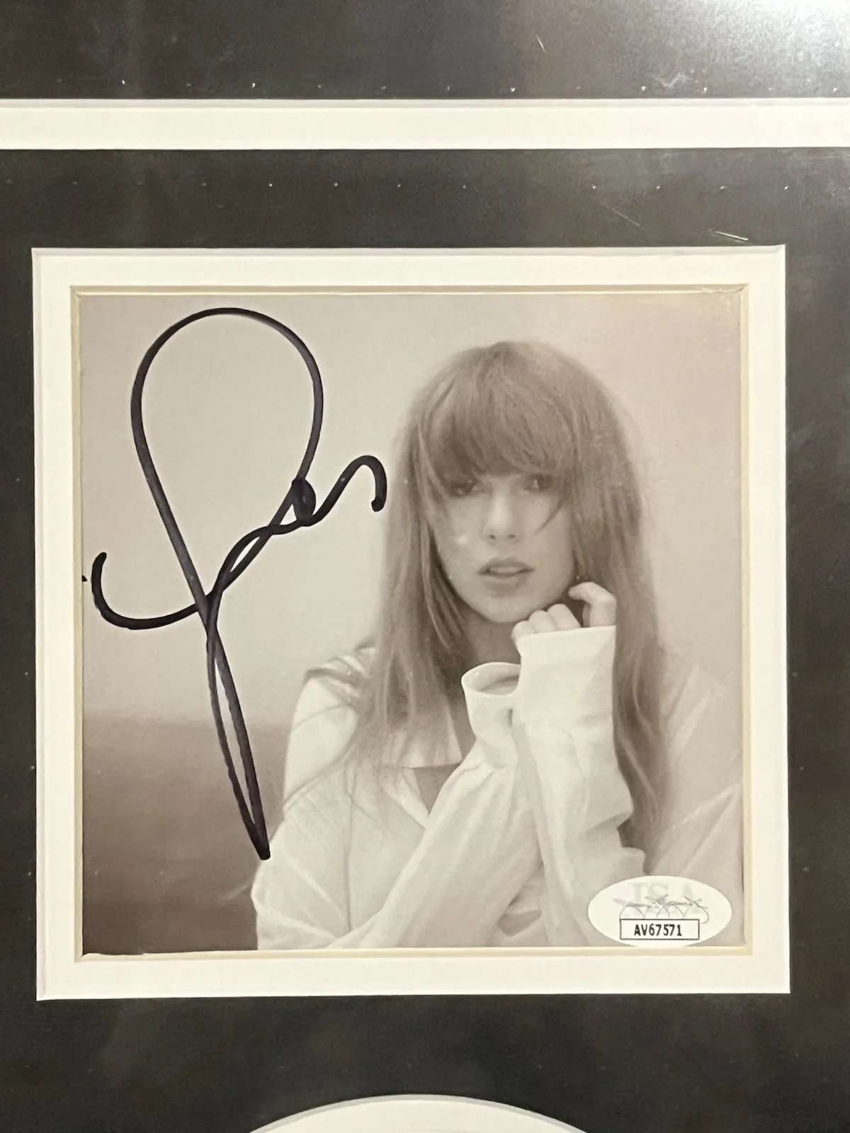 Taylor Swift Signed Autographed CD "The Tortured Poets Society" TTPS Framed JSA, изображение 2