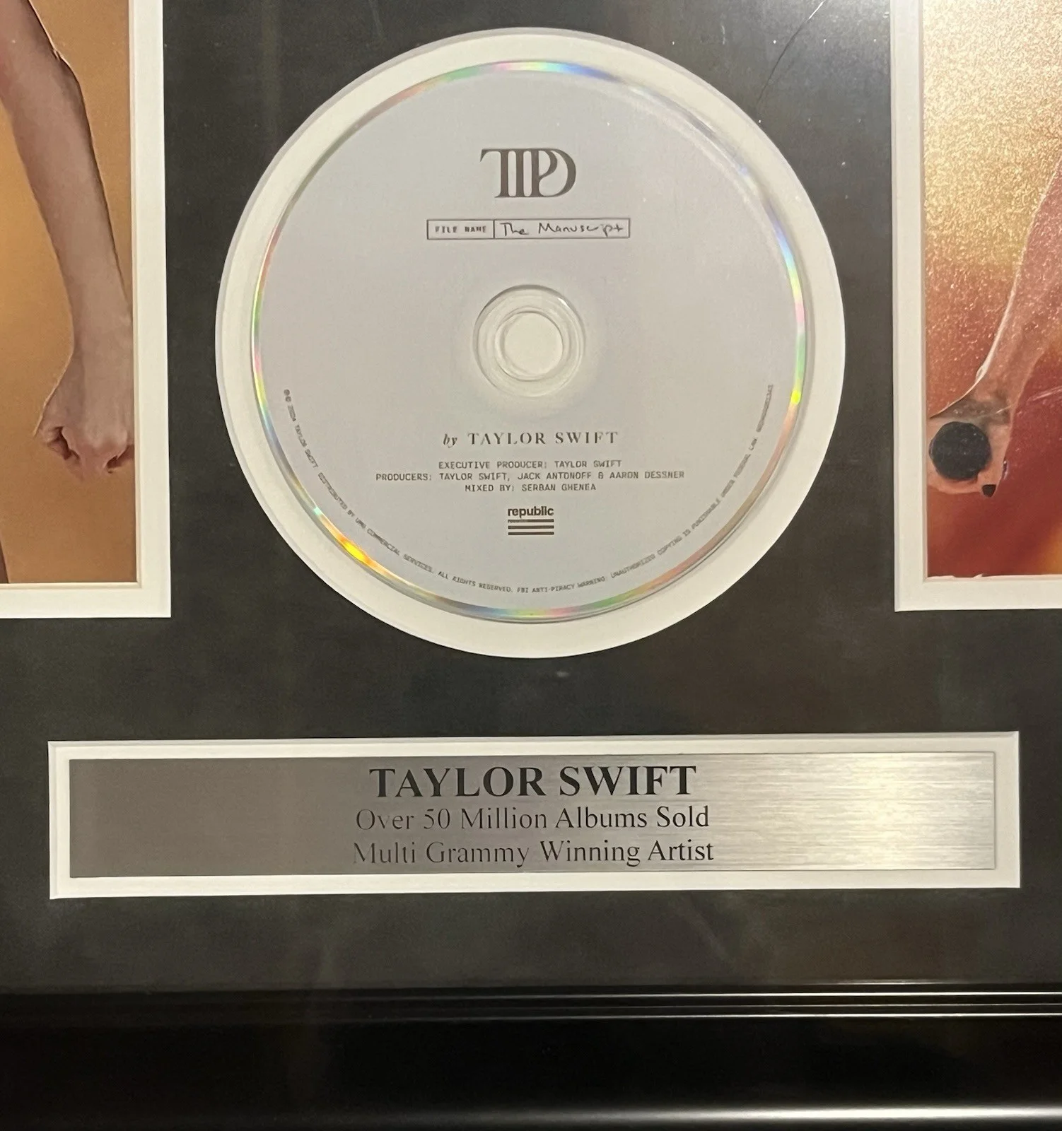 Taylor Swift Signed Autographed CD "The Tortured Poets Society" TTPS Framed JSA, изображение 3
