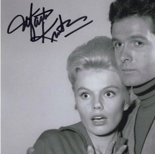 Mark Goddard, Marta Kristen — "LOST IN SPACE" - 'MARK GODDARD' & 'MARTA KRISTAN' Signed 8x10 B&W Photo W/COA, изображение 2