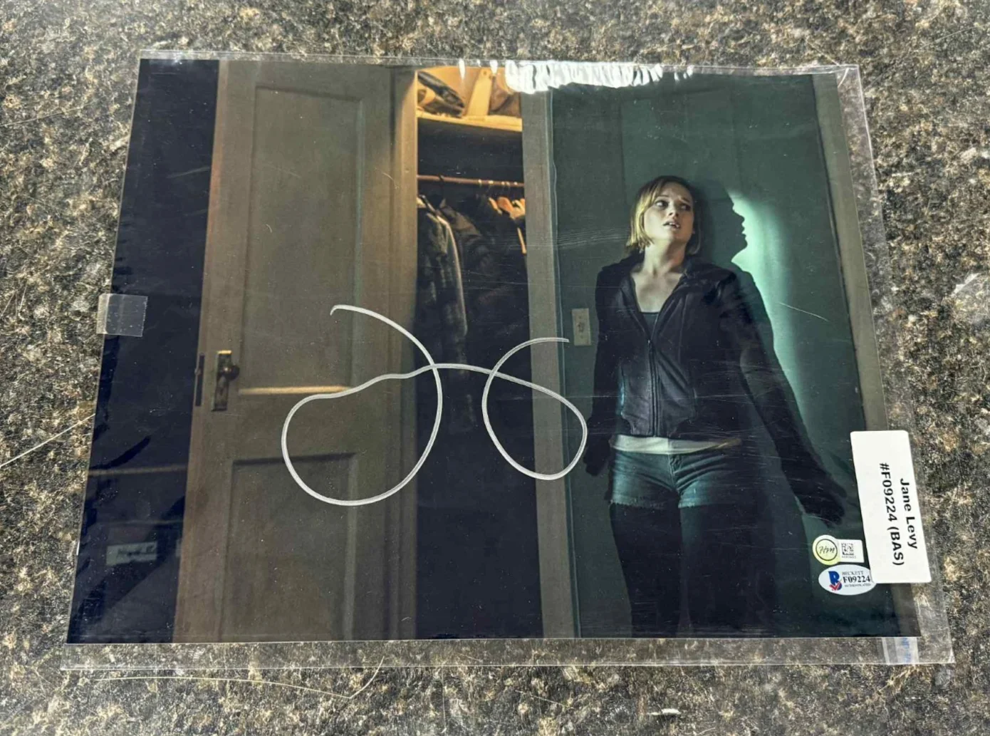Jane Levy — **NICE** Jane Levy Signed Autograph "Don't Breath" 11x14 Photo w/ Beckett C.O.A, изображение 2