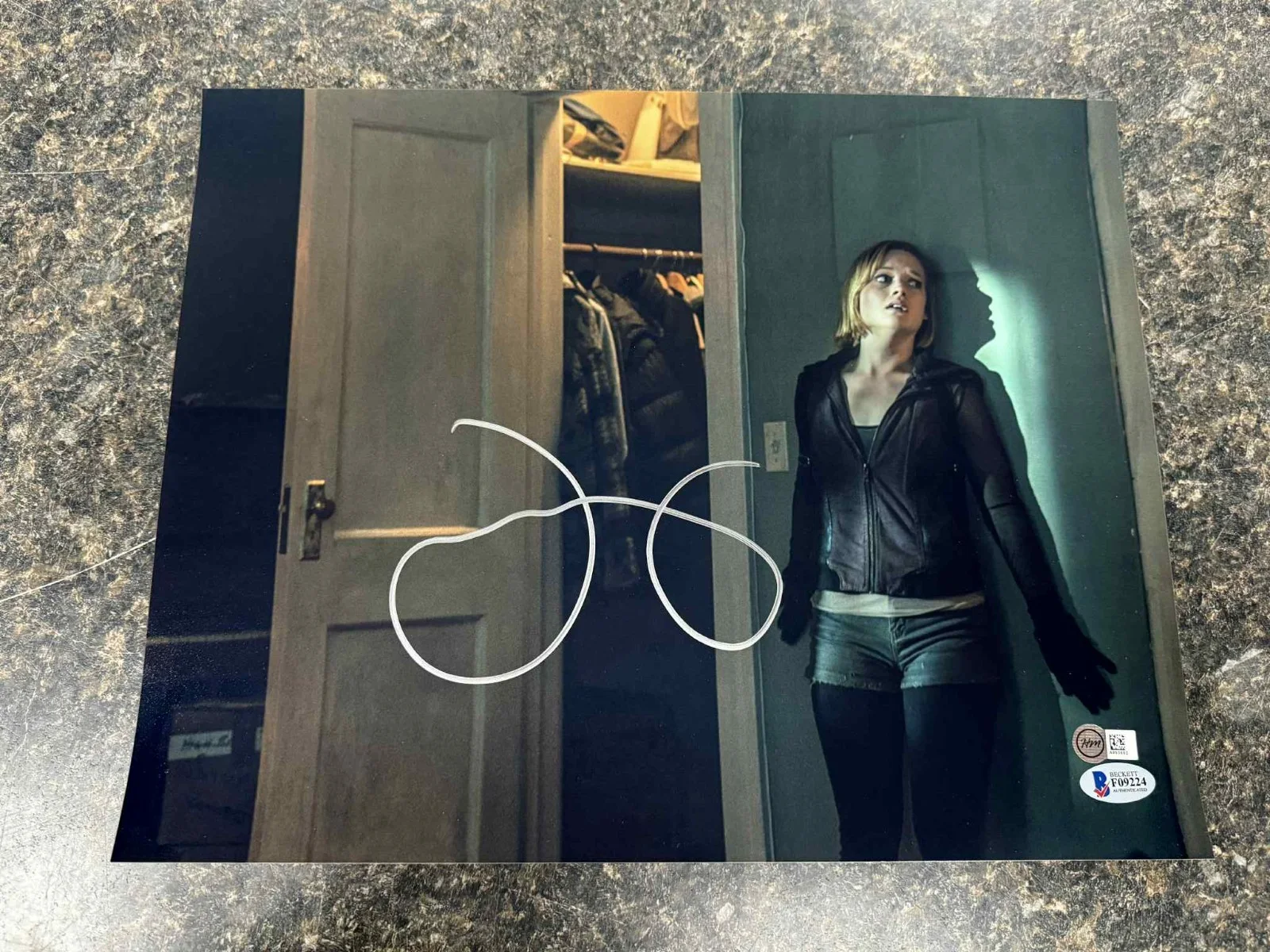 Jane Levy — **NICE** Jane Levy Signed Autograph "Don't Breath" 11x14 Photo w/ Beckett C.O.A, изображение 3