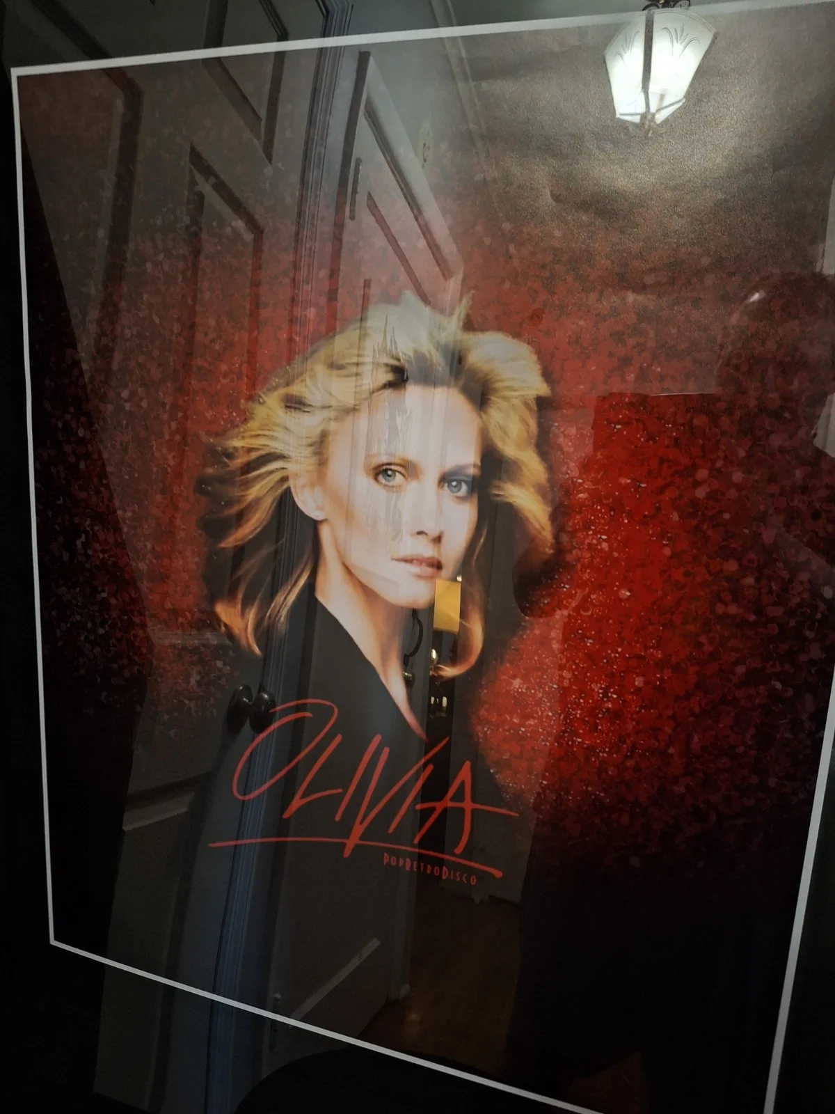 Olivia's close up 47 / 42 framed & ready to hang Rock star and songwriter, изображение 3