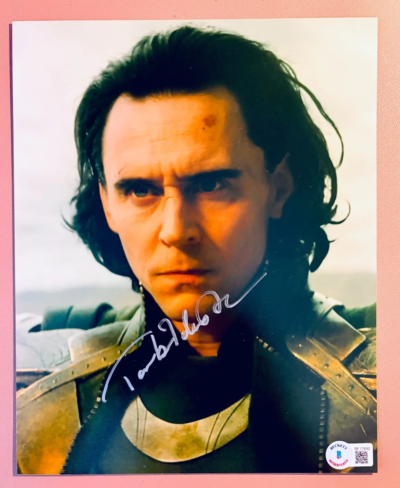 TIM HIDDLESTON — Tom Hiddleston Signed (BAS)•Marvel Avengers Loki 8x10 Autograph Photo•BECKETT