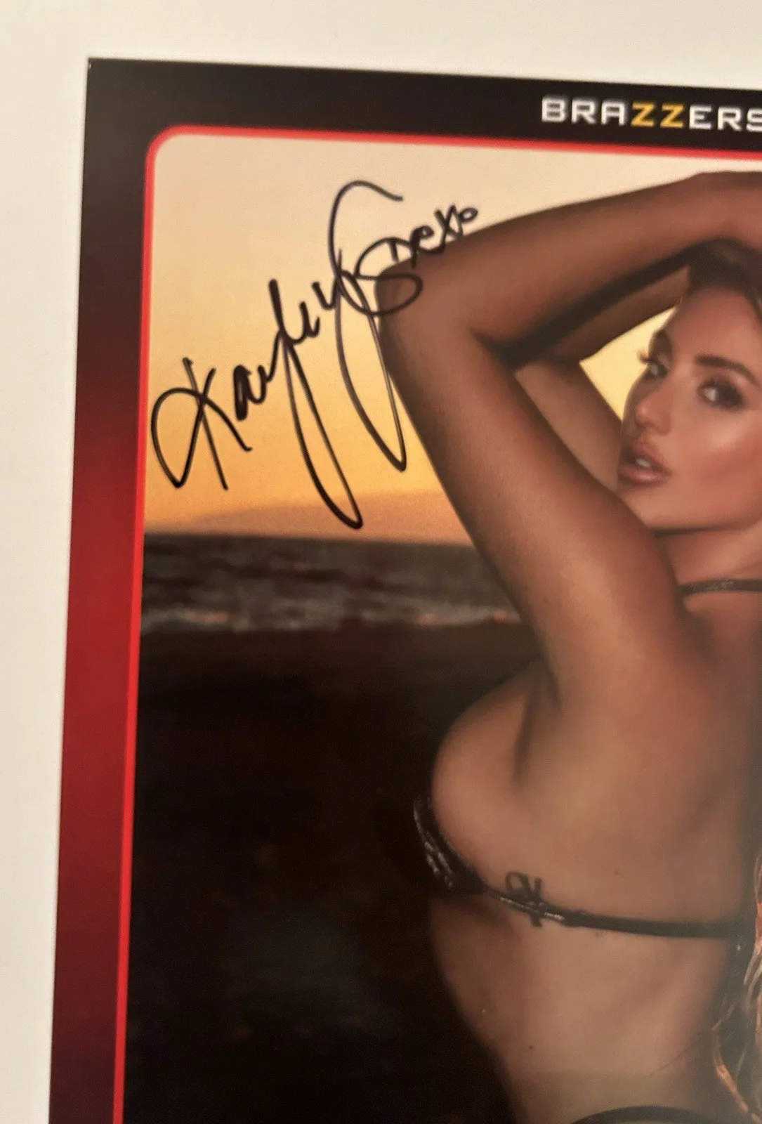 Kayley Gunner — Kayley Gunner Adult Star Brazzers Signed 8x10 Photo Card AVN Proof Pic, изображение 2