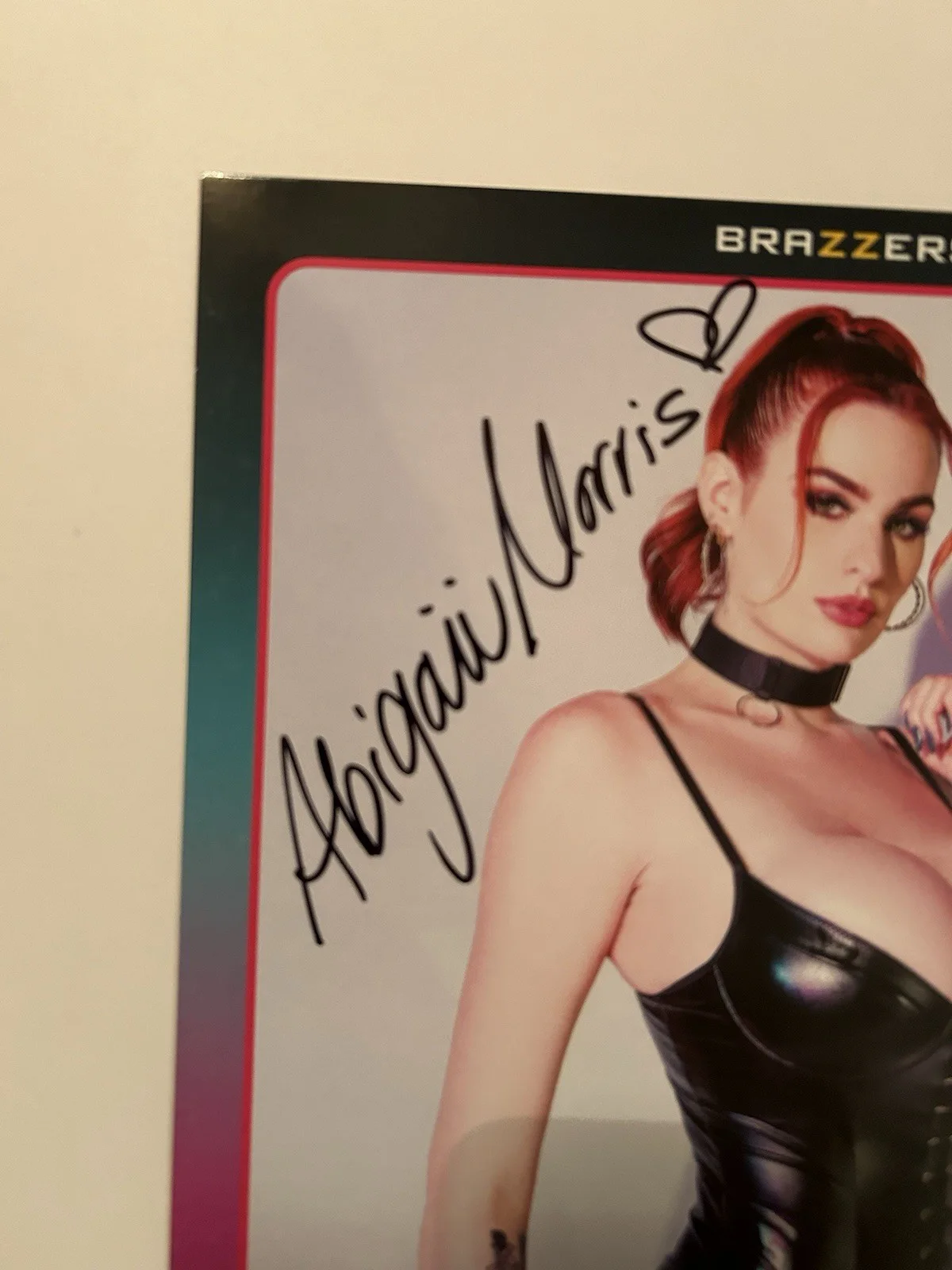 Busty Adult Star Abigaiil Morris 8x10 Brazzers Autograph Photo (Proof Pic) AVN, изображение 2