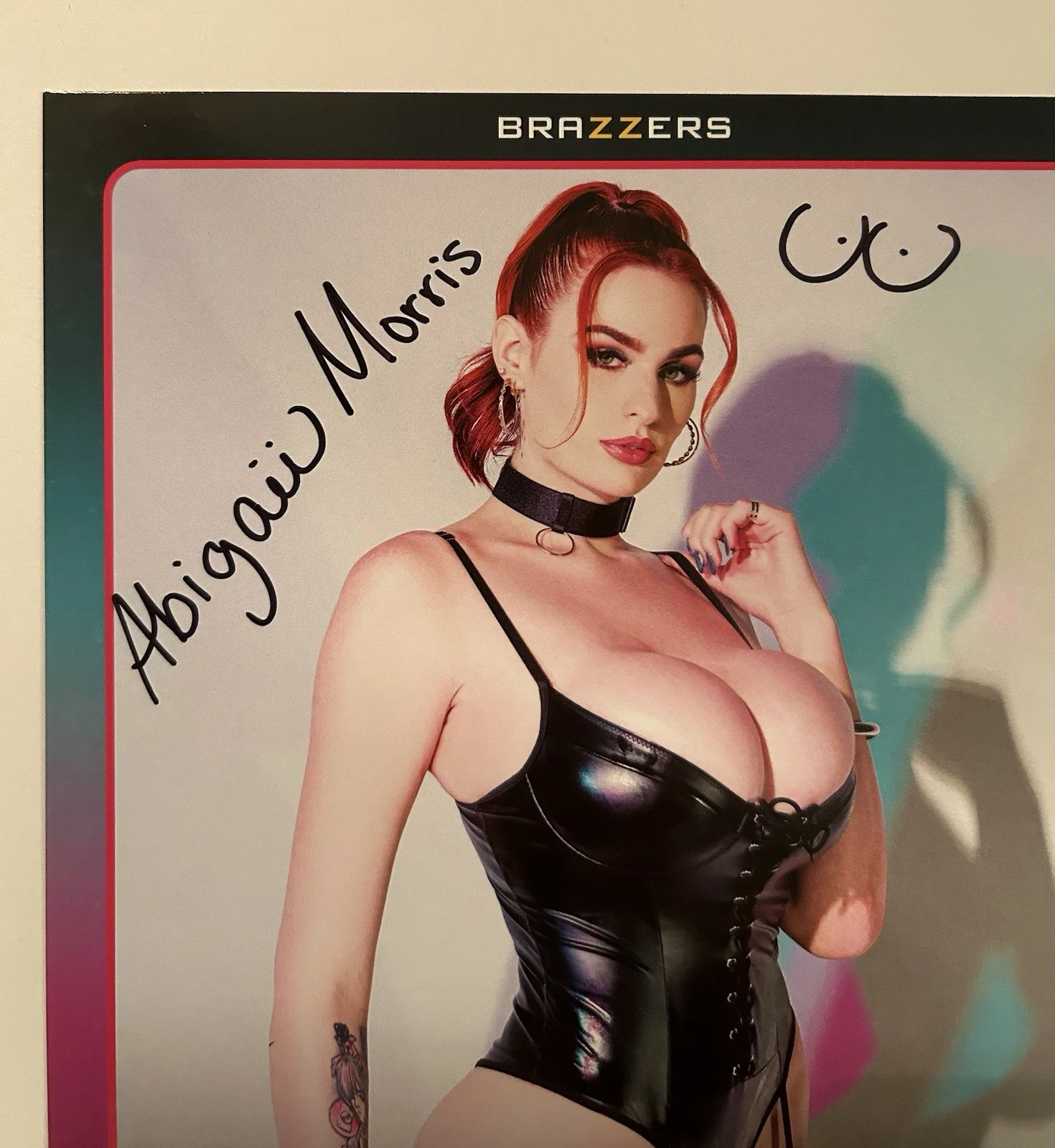 Busty Adult Star Abigaiil Morris 8x10 Brazzers Autograph Photo (Proof Pic) AVN, изображение 3