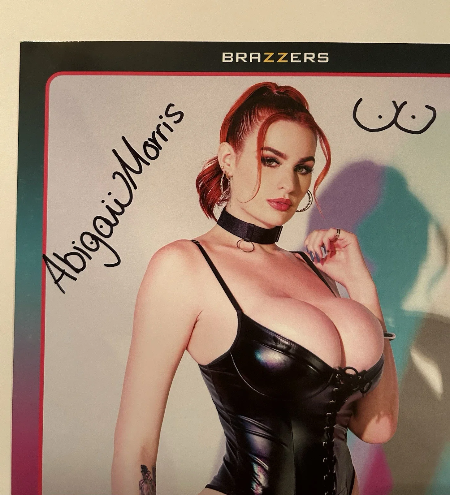 Busty Adult Star Abigaiil Morris 8x10 Brazzers Autograph Photo (Proof Pic) AVN, изображение 2