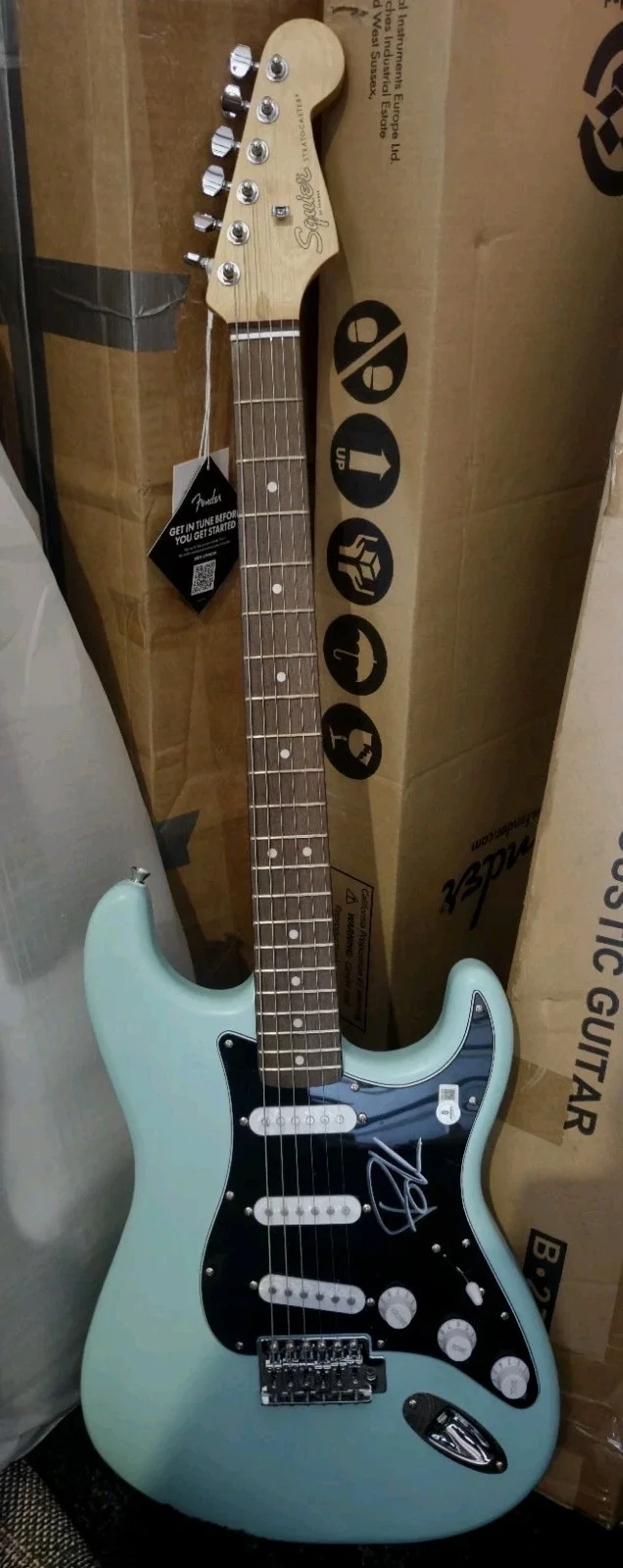 BILLIE JOE ARMSTRONG SIGNED AUTOGRAPH FENDER GREEN DAY GUITAR BAS GREEN DAY, изображение 3