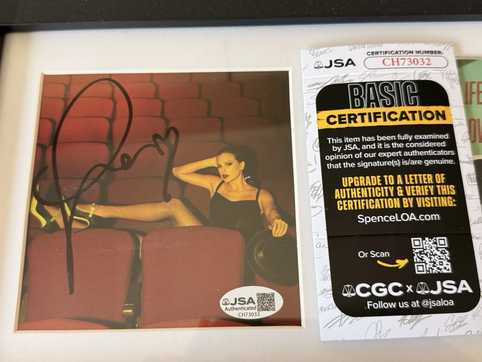 Taylor Swift The Life of A Showgirl Photo 4 CD Signed JSA COA, изображение 2