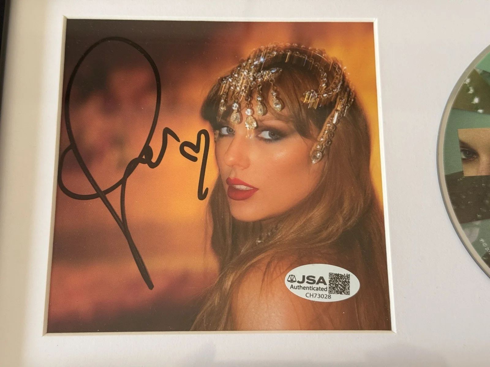 Taylor Swift The Life of A Showgirl Photo 1 CD Signed JSA COA, изображение 2