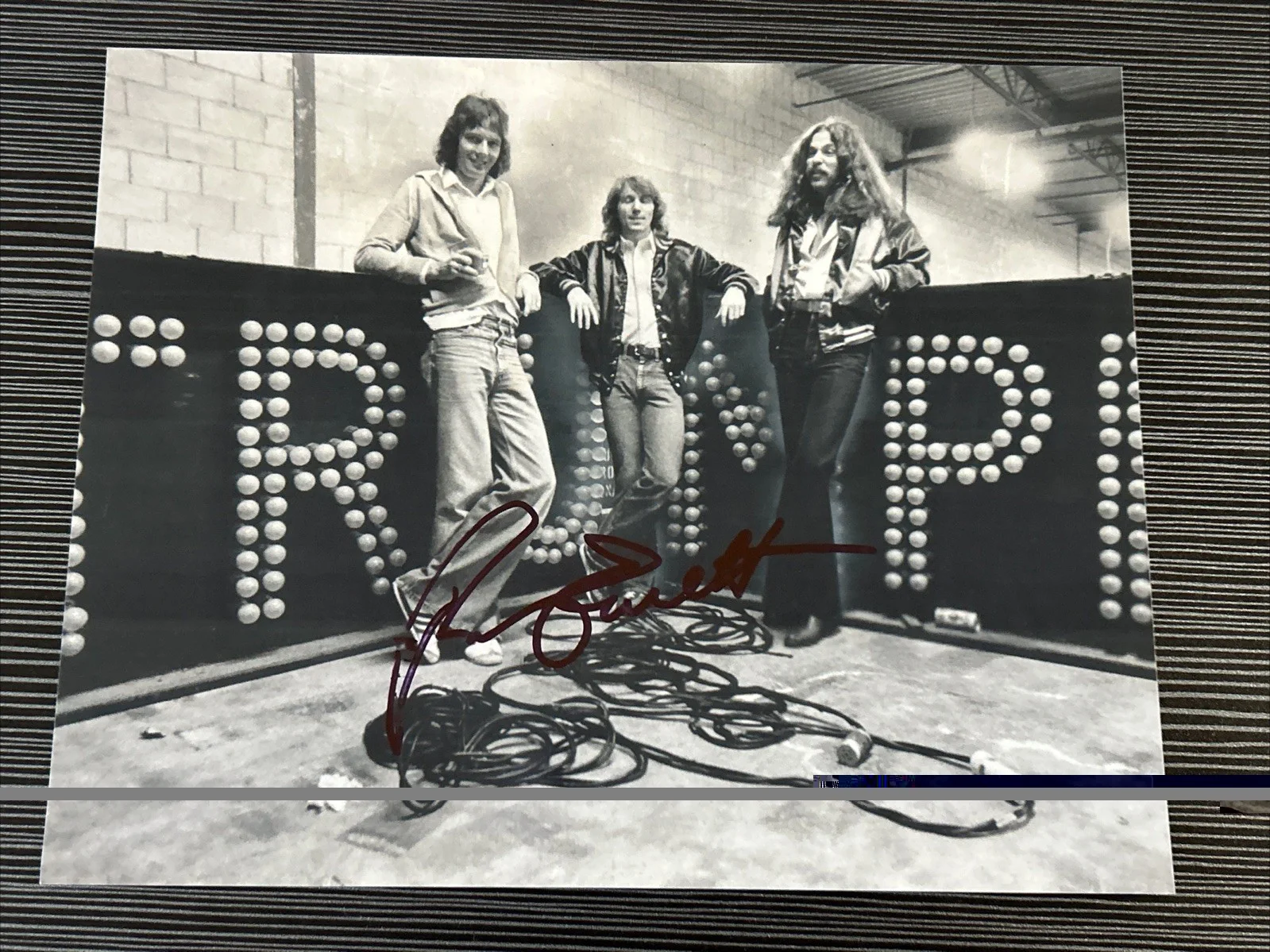 RIK EMMETT CANADIAN VOCALIST OF TRIUMPH SIGNED AUTOGRAPHED 8x10 PHOTO W/ PROOF B, изображение 2
