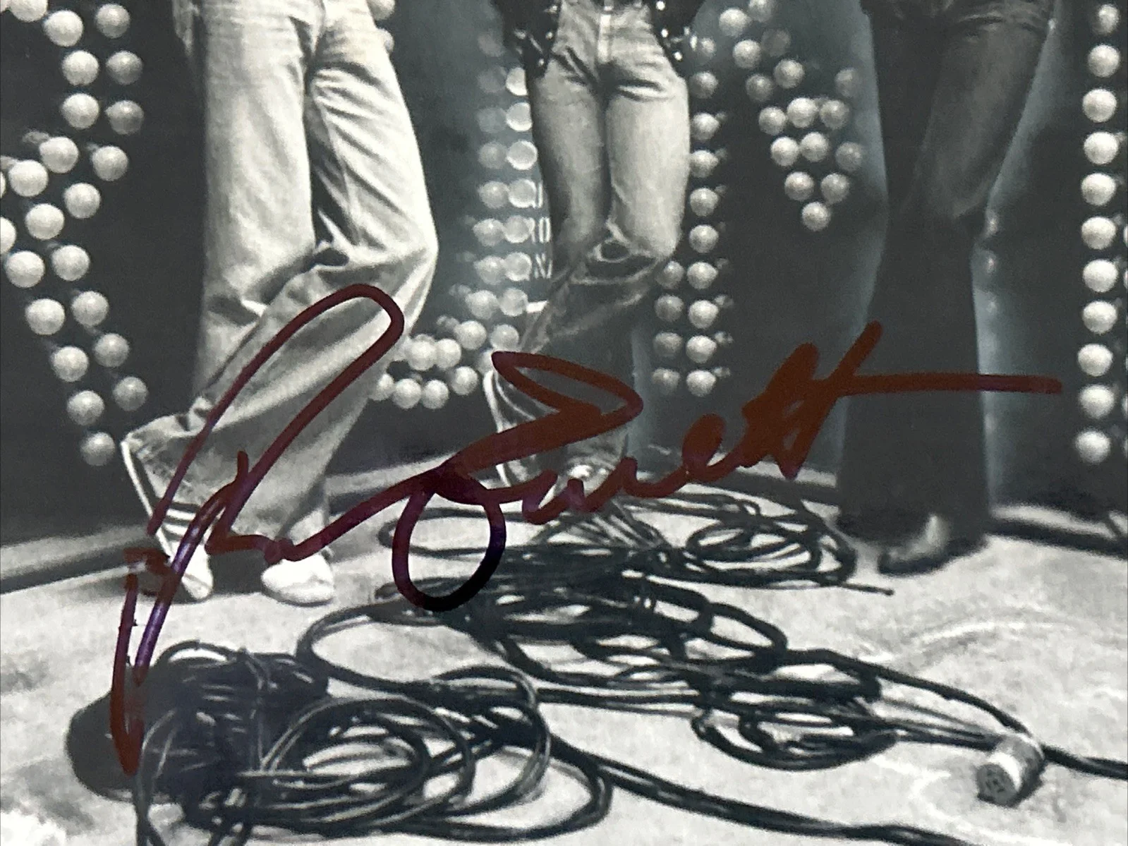RIK EMMETT CANADIAN VOCALIST OF TRIUMPH SIGNED AUTOGRAPHED 8x10 PHOTO W/ PROOF B, изображение 3