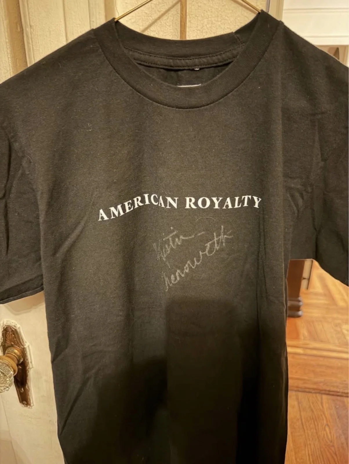 Signed Kristin Chenoweth Queen of Versailles shirt, изображение 2
