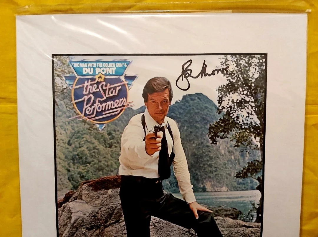 ROGER MOORE JAMES BOND ORIGINAL AUTOGRAPH WITH COA. RIP 🙏, image 2