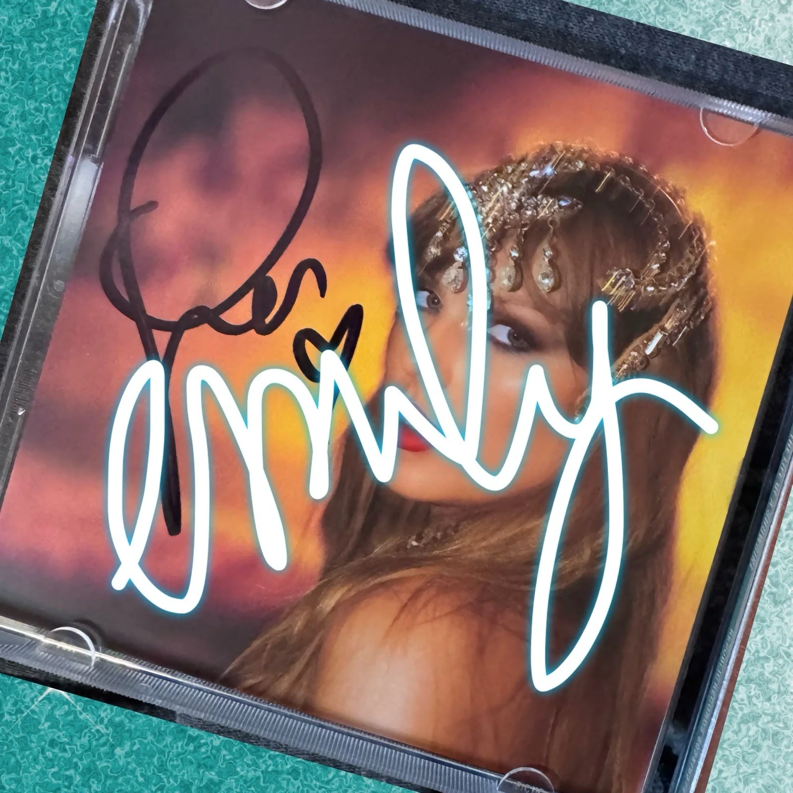 NWT Signed Taylor Swift The Life of a Showgirl Limited Edition CD with heart!, изображение 3