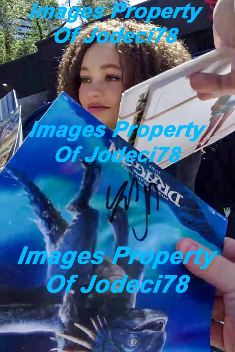Nico Parker — Nico Parker HOW TO TRAIN YOUR DRAGON Star Signed Astrid 8x10 Photo PROOF ACOA B, изображение 3