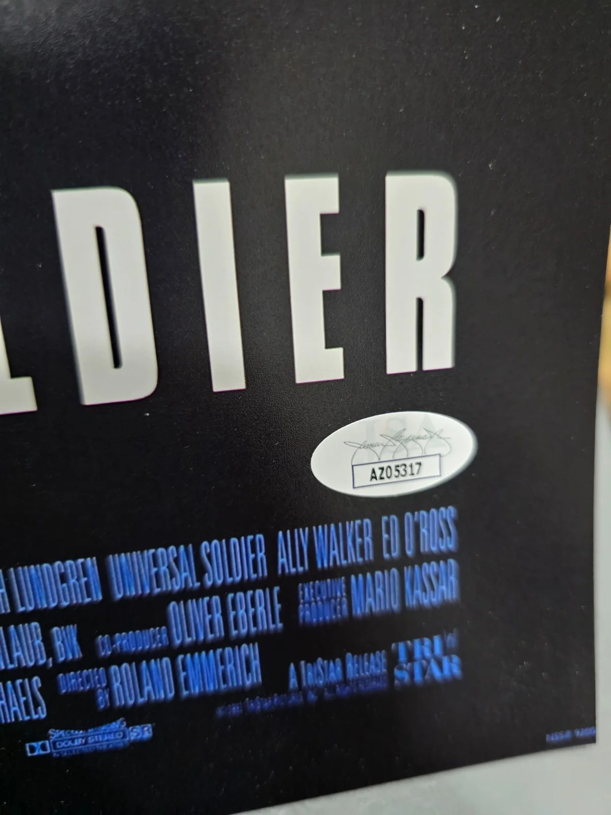 DOLPH LUNDGREN — DOLPH LUNDGREN SIGNED AUTOGRAPHED PHOTO UNIVERSAL SOLDIER MOVIE 12x18 JSA COA, изображение 2