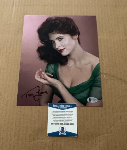 TINA LOUISE — TINA LOUISE SIGNED SEXY 8X10 PHOTO BECKETT COA HAND SIGNED GILLIANS ISLAND
