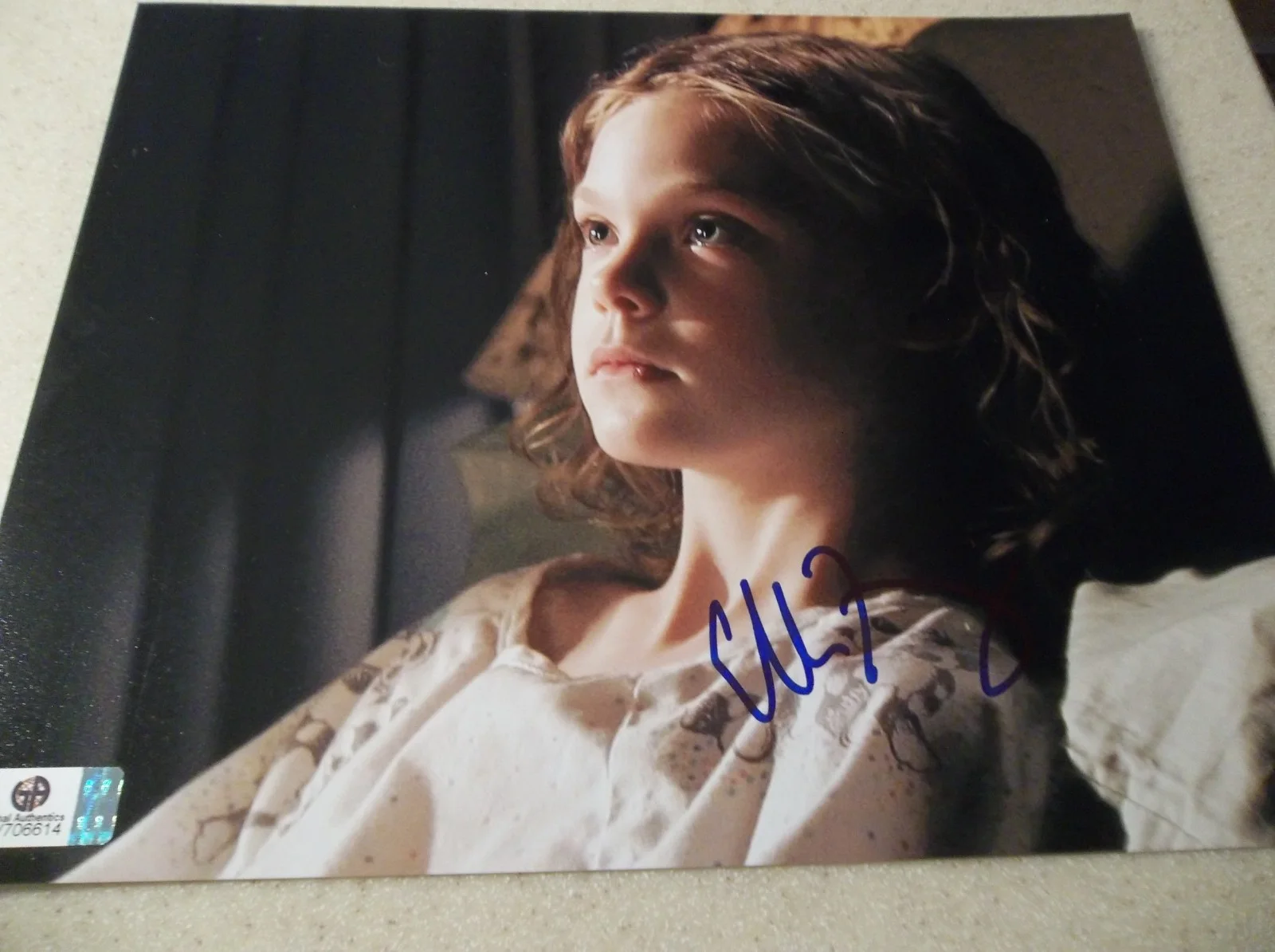 Elle Fanning — Elle Fanning - unique signed 8x10 color photo Global Authentics COA signed 2012