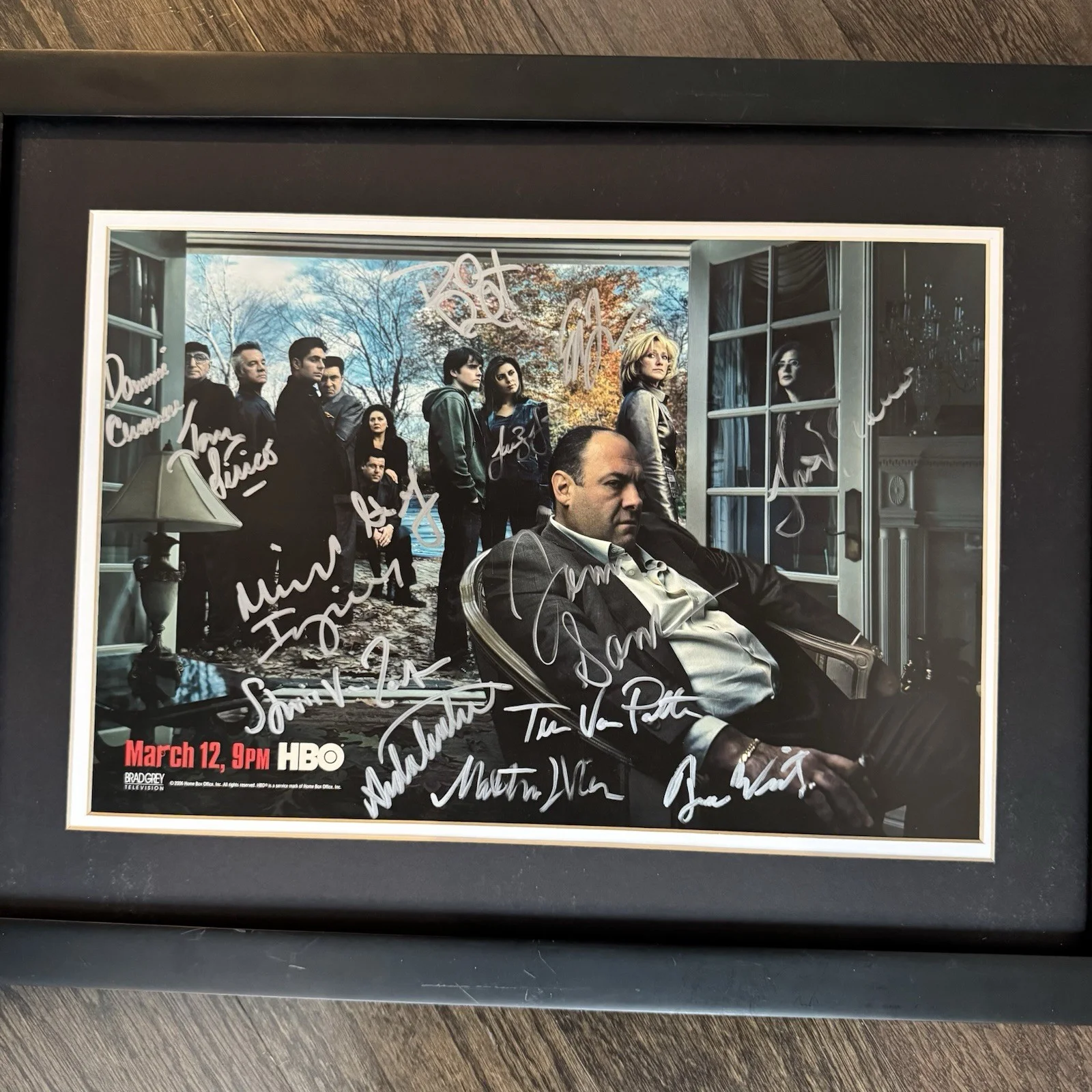 James GANDOLFINI — The Sopranos * Signed Cast Photo * Framed * James Gandolfini * JSA COA, изображение 2