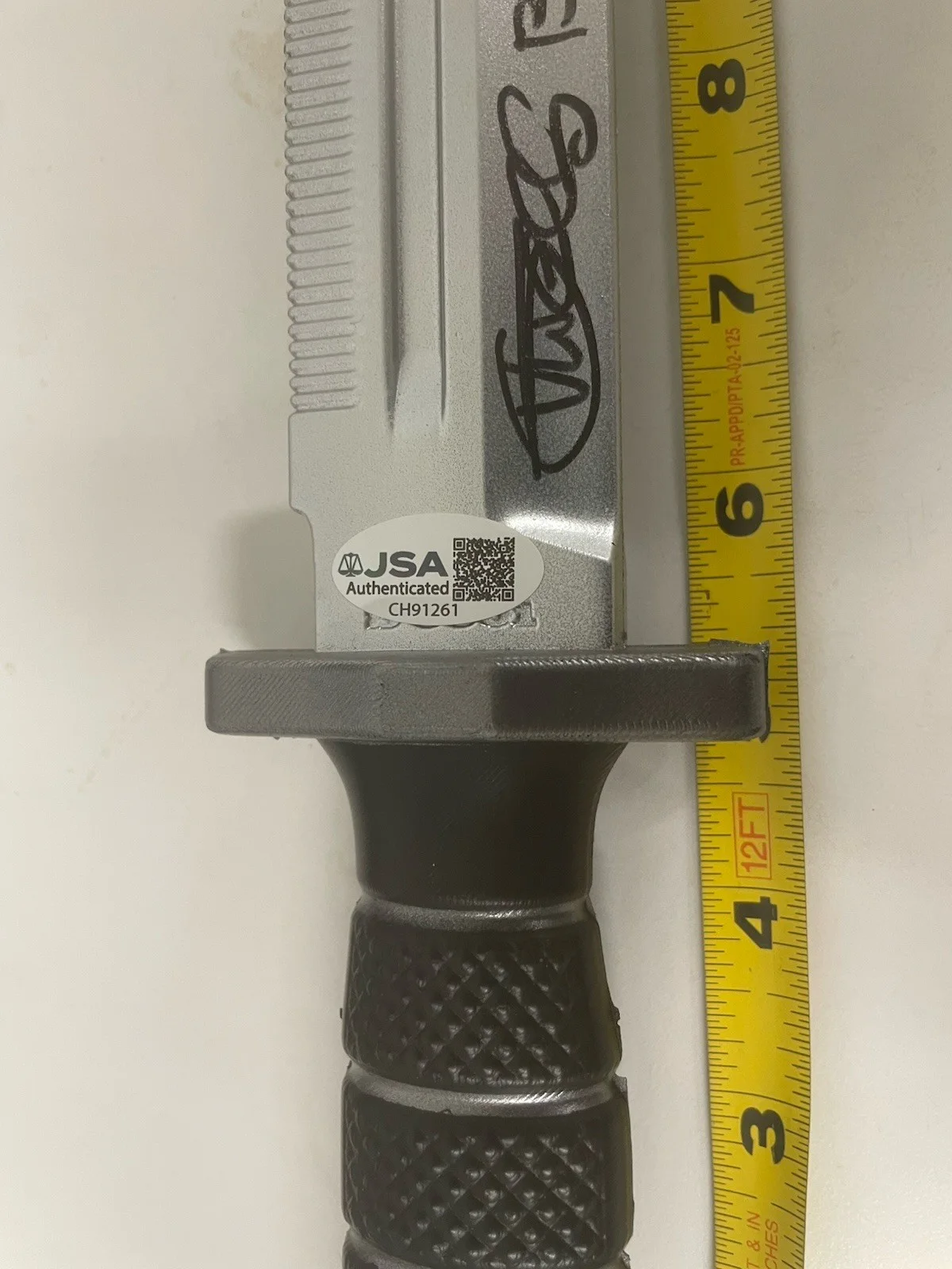 Vernon Wells — Vernon Wells “Commando” Signed Replica Prop Knife JSA Certified, image 3