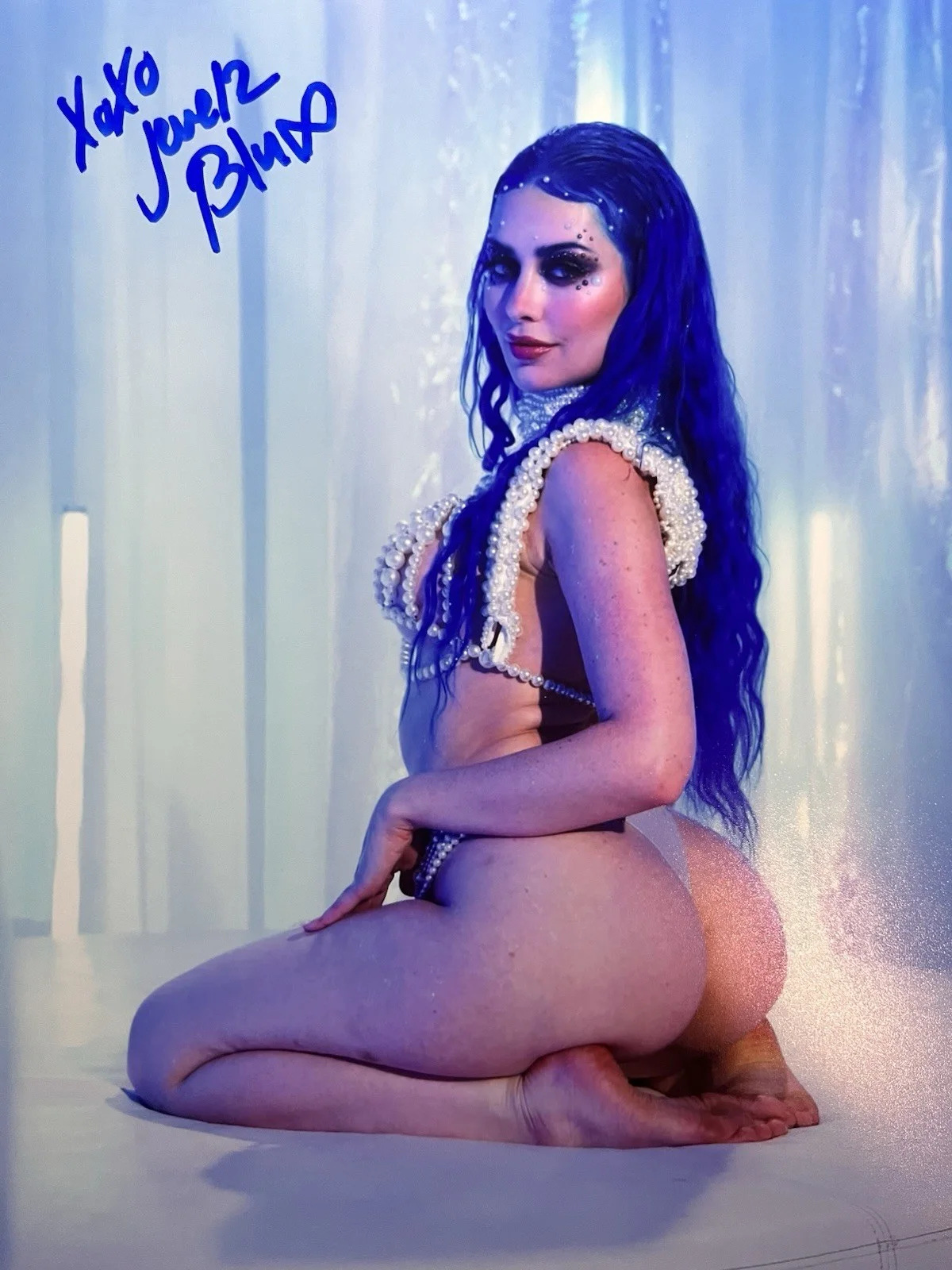 Jewelz Blu — Adult Film Star Jewelz Blu Backside Signed 8x10 Photo