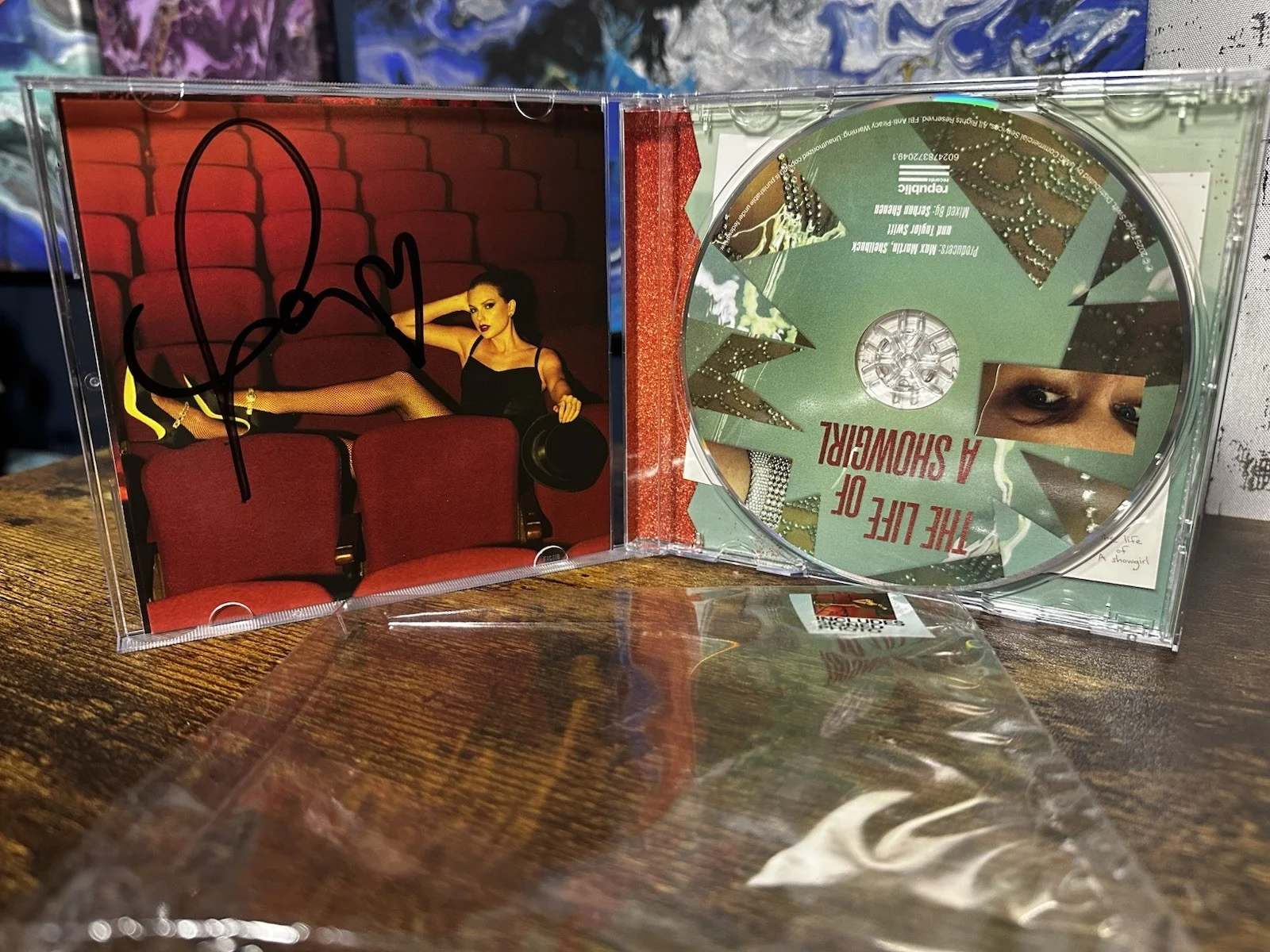 Taylor Swift The Life Of A Showgirl CD w/Hand Signed Photo 4 Detached Heart, изображение 2