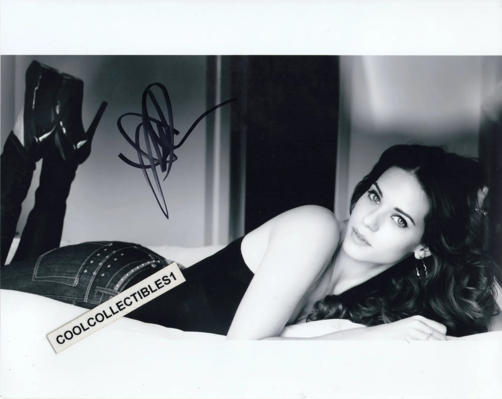 LYNDSY FONSECA — LYNDSY FONSECA "NIKITA" IN PERSON SIGNED 8X10 BLACK & WHITE PHOTO COA "PROOF"
