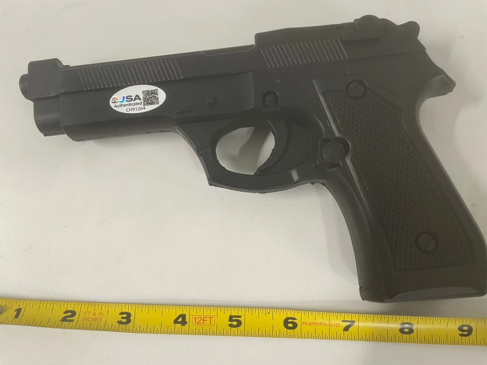 Vernon Wells — Vernon Wells “Commando” Signed Replica Prop Pistol JSA Certified, image 3