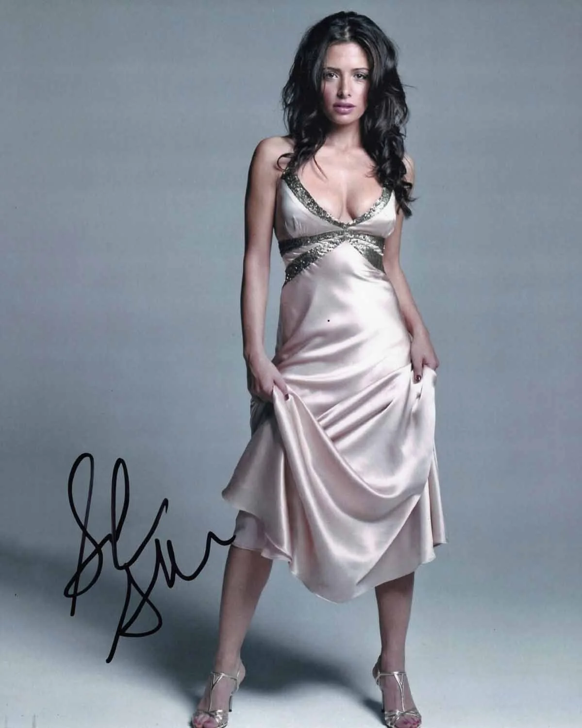 Sarah Shahi — Foto firmada por Sarah Shahi de 8x10 con certificado de autenticidad de la persona de interés foto de prueba 4